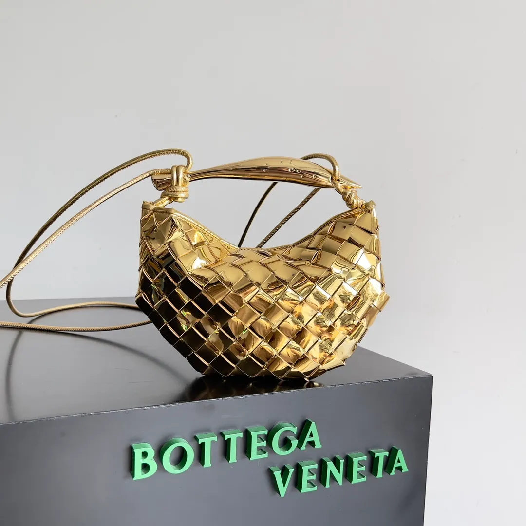 Batch of 1260 BV Mini Sardine is coming‼ ️Super high-end, stainless steel hardware + 24k real gold plating process, fish scales (concave and convex positions) are the finishing touch, the sardine bag that can be carried cross-body is completely beautiful to the heart. The metal element handle and the weaving are perfectly combined to completely integrate the artistic sense and elegance and fashion. It is really like a work of art🏺The large size is elegant, the small size is exquisite and cute, a must-have item for fashionistas, and the details are perfectly reproduced. Style number: 744267 Size 20*12*2.5